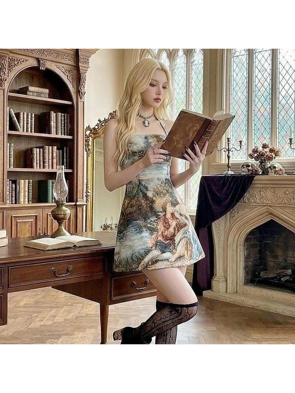 Mini dress with a Renaissance design. - Picture 2 of 3